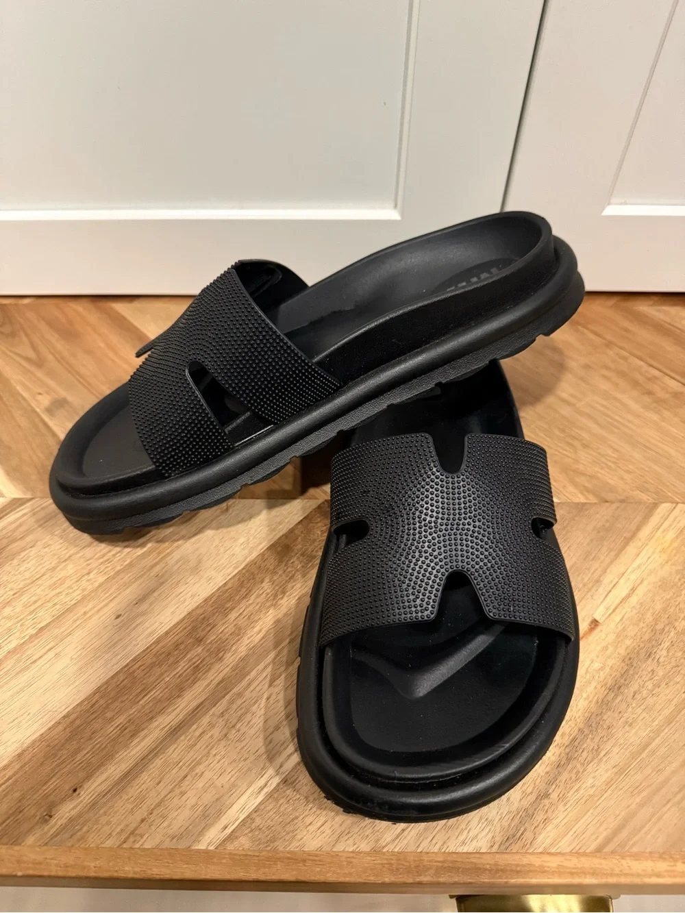 MIA women’s size 8 Textured Black Slide Sandals